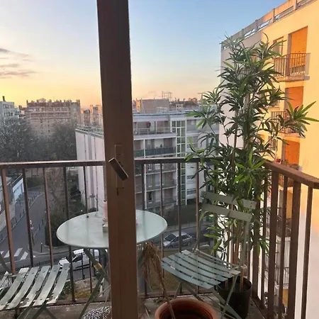 Joli 2 Piece Tres Apartment Paris